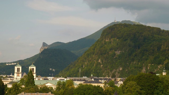 日落时间萨尔斯堡城市景观山顶全景4k奥地利视频素材