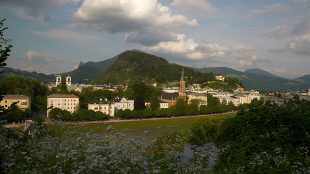 日落时分萨尔斯堡城著名的山道慢镜头全景4k奥地利视频素材