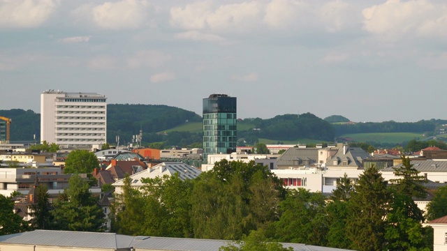 日落时间萨尔斯堡城市景观山顶全景4k奥地利视频素材