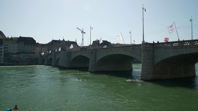 巴塞尔市晴天河流拥挤的游泳区交通大桥湾全景4k瑞士视频素材