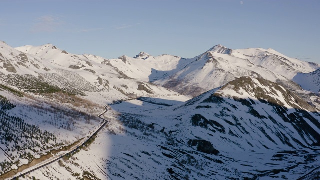 圣伊西德罗天空度假村附近的雪山视频素材