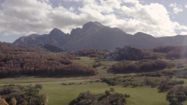 秋天，一架无人机接近一座山视频素材