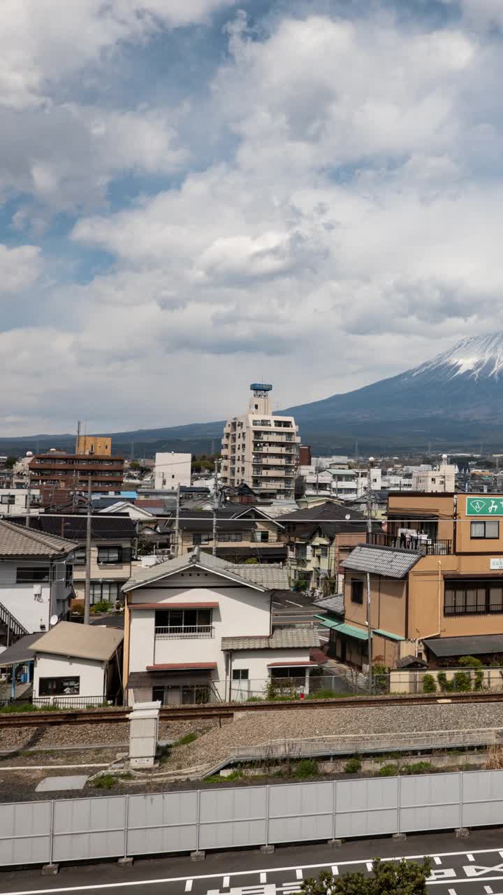 富士山上的Fujinomiya市(垂直/定时/平移)视频素材