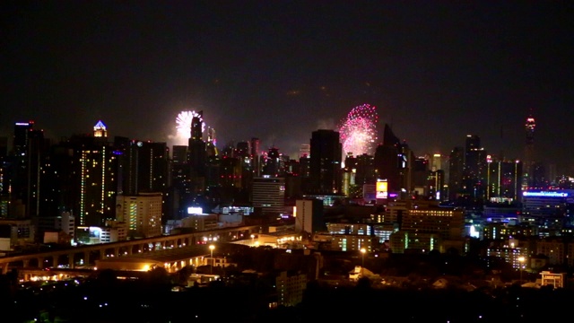 曼谷市在新年之夜燃放烟花爆竹，燃放在1月1日的天空中视频下载