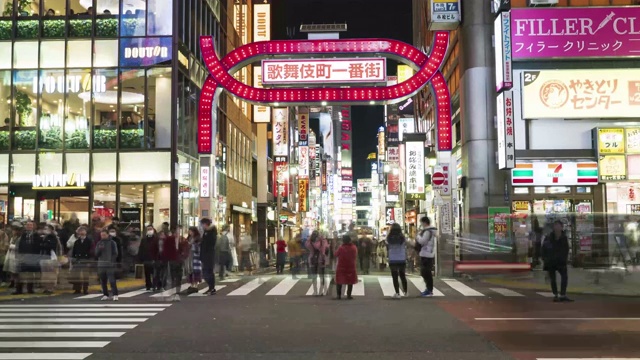 人群穿过新宿区的歌舞伎町。视频素材