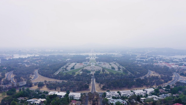 议会大厦和堪培拉地区的空中被丛林大火的烟雾和污染吞没视频素材