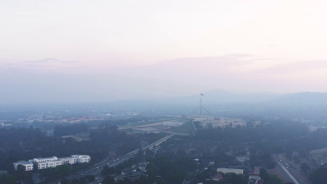 议会大厦和堪培拉地区的空中被丛林大火的烟雾和污染吞没视频素材