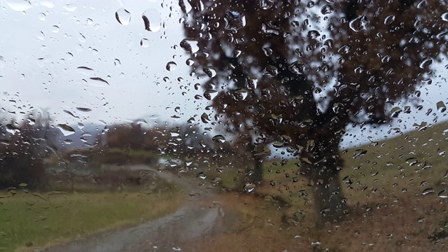 雨滴落在窗户上视频素材