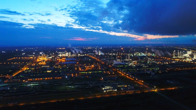 壮丽的全景夜景厂区，灯光多视频素材