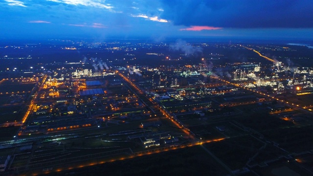 在夜空下，果蝇在巨大的油菜区上空飞翔视频素材