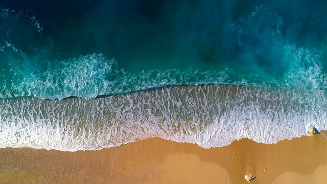 鸟瞰清澈的绿松石大海和波浪视频素材