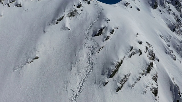 滑雪登山运动员在滑雪旅游和登山比赛中竞争的4k航拍镜头视频素材