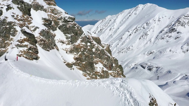 滑雪登山运动员在滑雪旅游和登山比赛中竞争的4k航拍镜头视频素材