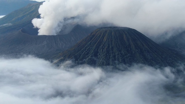 在印度尼西亚东爪哇的布罗莫活火山火山口全景拍摄。视频素材