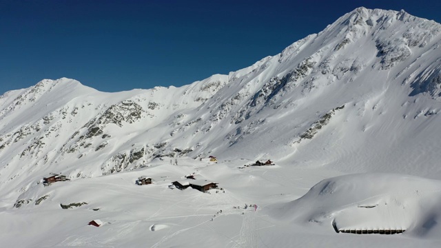 滑雪登山运动员在滑雪旅游和登山比赛中竞争的4k航拍镜头视频素材