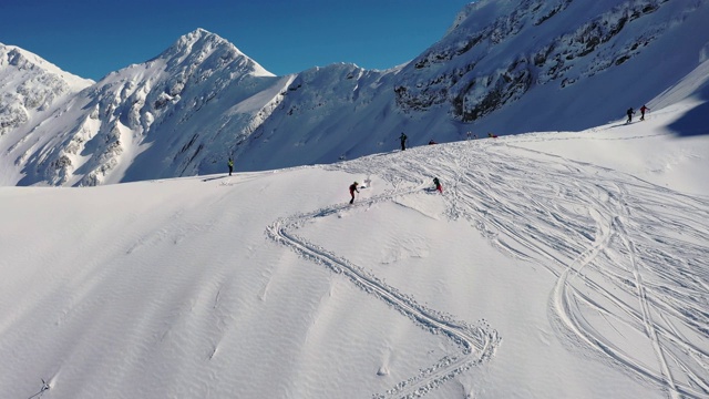 滑雪登山运动员在滑雪旅游和登山比赛中竞争的4k航拍镜头视频素材