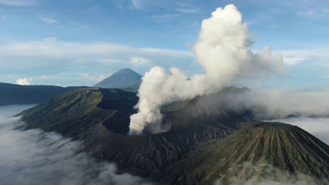 印度尼西亚东爪哇火山口的活火山烟雾。鸟瞰图火山口冈农布罗莫山是一座活火山视频素材