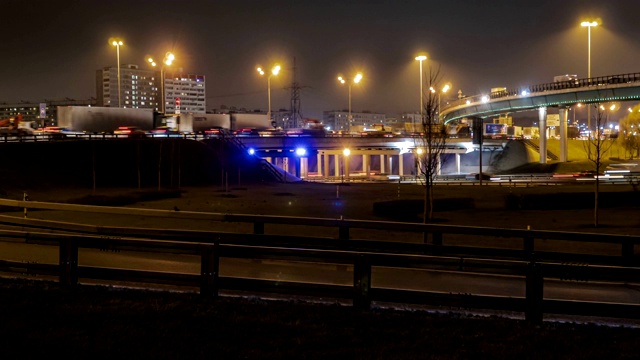 在城市道路和路口的夜间交通堵塞的超延时视频视频素材