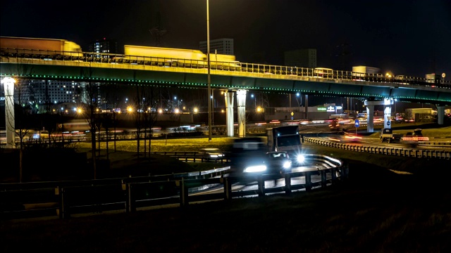 夜间城市高速公路和大道上的交通，时间流逝视频素材