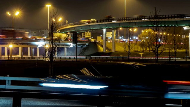 夜间城市高速公路和大道上的交通，时间流逝视频素材