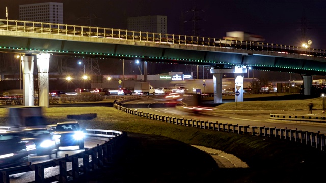 夜间城市高速公路和大道上的交通，时间流逝视频素材