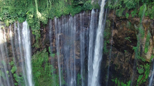 美丽的景色山谷与强大的河流和小溪流动和下降。印尼Tumpak Sewu瀑布鸟瞰图。视频素材