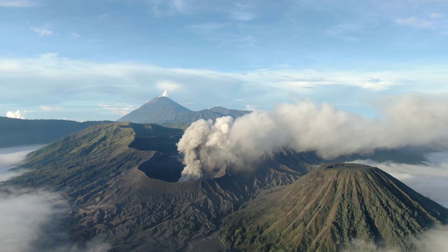 在印度尼西亚东爪哇的布罗莫活火山火山口全景拍摄。视频素材