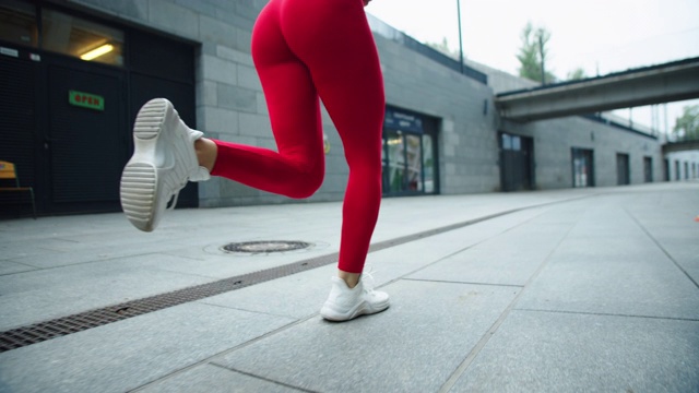 女人的腿在城市街道上奔跑。特写女人的腿跑在户外视频素材