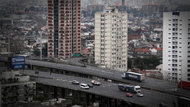 高速公路与繁忙的交通高峰时间在布宜诺斯艾利斯，阿根廷。视频素材