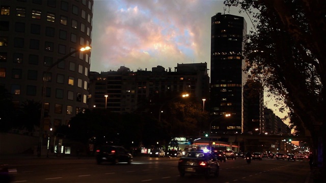 在阿根廷布宜诺斯艾利斯的Avenida Del Libertador, Retiro。视频素材