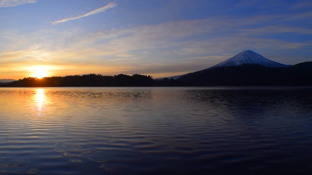 川口湖的日出和富士山视频素材