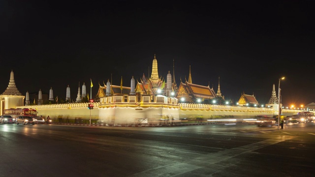 翡翠佛寺或玉佛寺的时间流逝，大皇宫，一个佛教寺庙照亮了夜晚在曼谷市，泰国。泰国建筑的建筑背景。视频素材