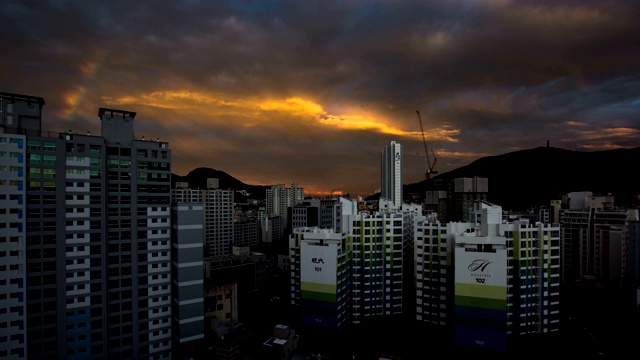 韩国釜山，公寓和附近地区的彩虹和日落风景视频素材