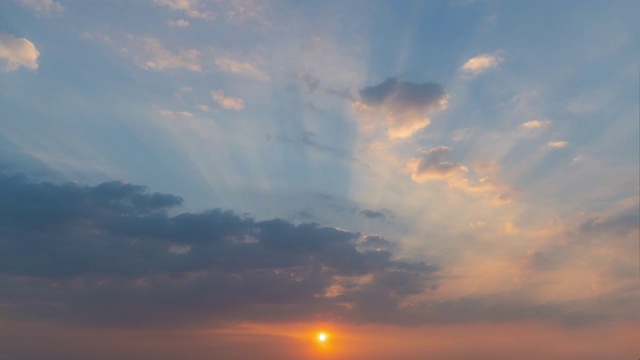 日落天空的时间流逝。抽象的自然背景。壮观的蓝色和橙色，黄昏时分的彩云。视频素材