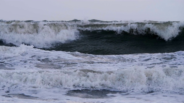 极其巨大的海浪冲击海岸，太平洋美丽的海浪。超级慢动作。暴风雨中的海浪。强烈的海洋热带飓风。全球变暖。恶劣天气气旋飓风风。视频素材