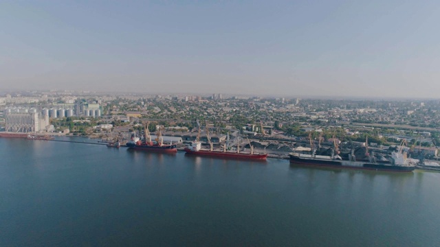 有大型船舶和起重机的货运港。海港从空中。视频素材