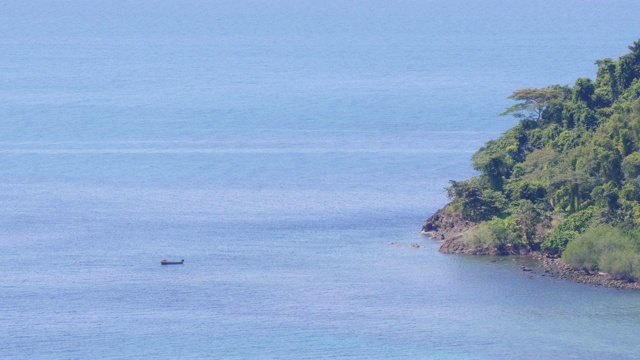 渔船和海岸岛屿。视频素材