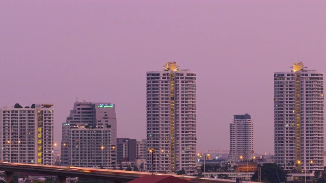 4K TL从白天到夜晚:曼谷的桥梁和建筑。(缩小)视频素材