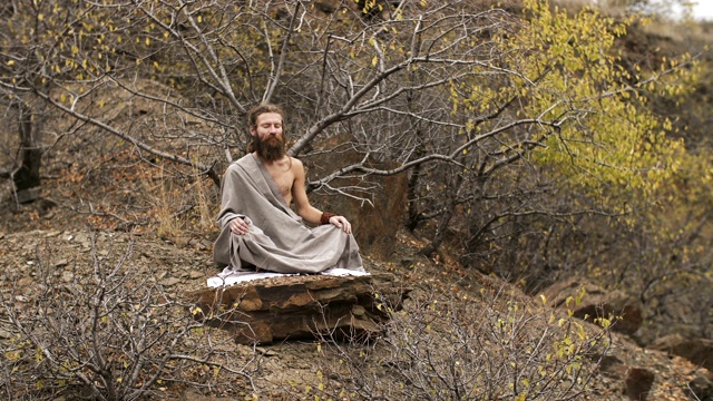 秋天，瑜伽修行者在山中冥想视频素材