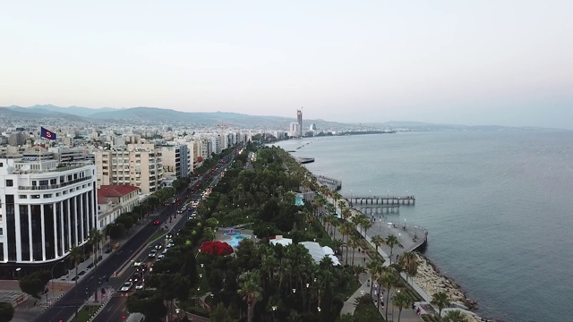 无人机飞过利马索尔的海滨、码头和沿海的棕榈树，欧洲度假城市视频素材