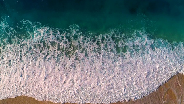 鸟瞰清澈的绿松石大海和波浪视频素材