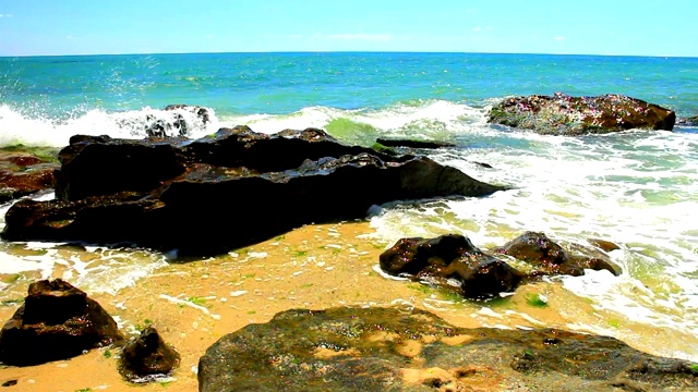 美丽的景色和海滩上的岩石和海浪视频素材