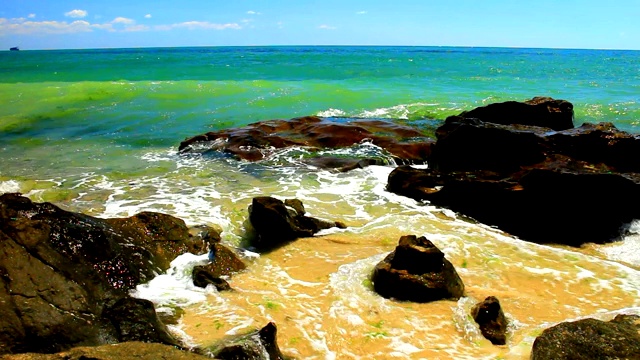 美丽的景色和海滩上的岩石和海浪视频素材