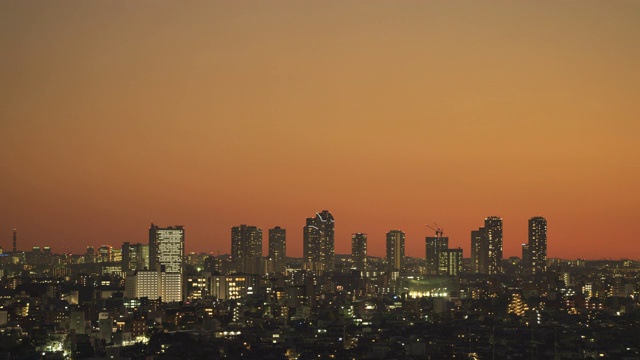 4K时间流逝从白天到夜晚晴朗的天空和城市背景视频素材