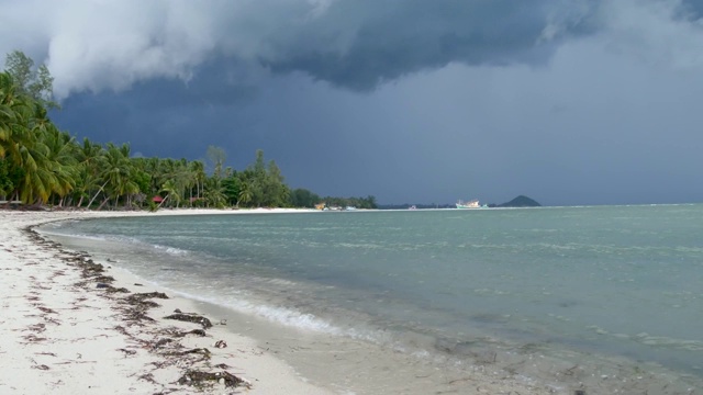 在泰国雨季，苏梅岛的沙滩上，波浪起伏的蓝色大海。热带海岸发出飓风及风暴警告。疾风和不祥的云。台风危险雷雨视频素材