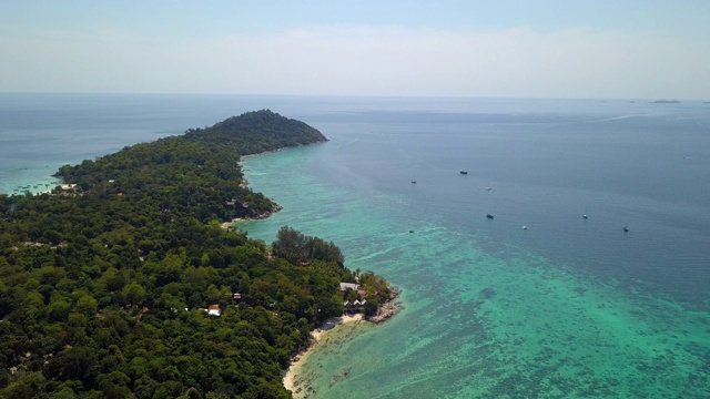 鸟瞰图，夏季热带岛屿丰富多彩的海景。安达曼海视频素材