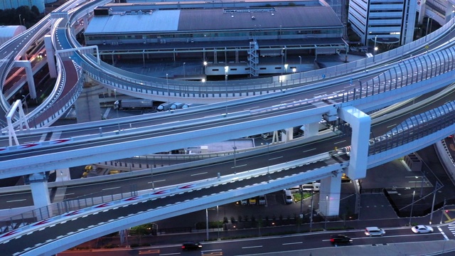 公路夜景鸟瞰图视频素材