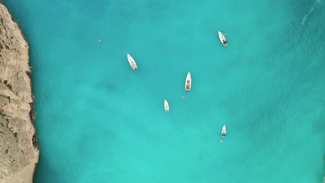 夏天在纳瓦吉奥湾和沉船海滩的游艇。扎金索斯岛，位于爱奥尼亚海中的希腊岛屿视频素材