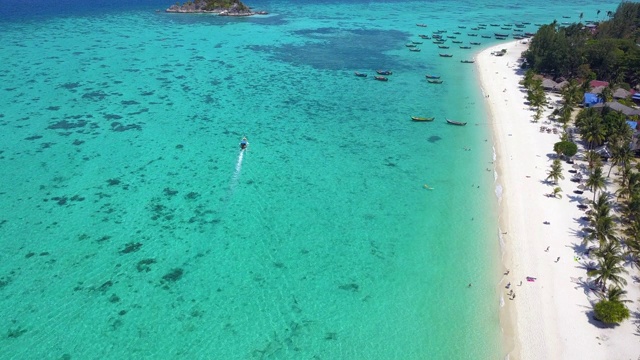 鸟瞰图，夏日五彩缤纷的海景，船和热带海滩视频素材