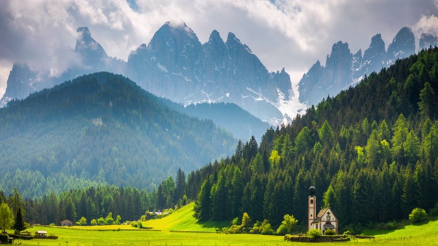 时间流逝:Val di Funes, San Giovanni Church & Dolomites，意大利视频素材